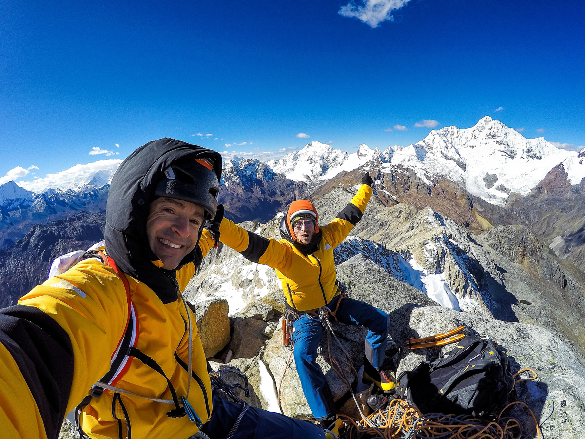 En la cima del Huamashraju Este, 5.350 metros (Perú) ©HermanosPou